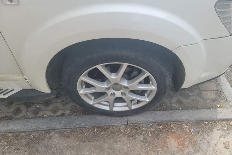 Used Dodge Journey 2014 2.4L Two-Wheel Drive Touring Edition Right Front Wheel Hub