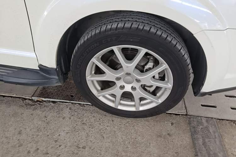 Used Dodge Journey 2014 2.4L Two-Wheel Drive Touring Edition Right Front Wheel Hub