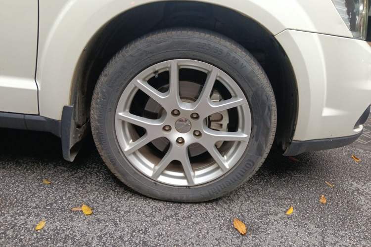 Used Dodge Journey 2014 2.4L Two-Wheel Drive Touring Edition Right Front Wheel Hub