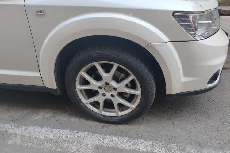 Used Dodge Journey 2014 2.4L Two-Wheel Drive Touring Edition Right Front Wheel Hub