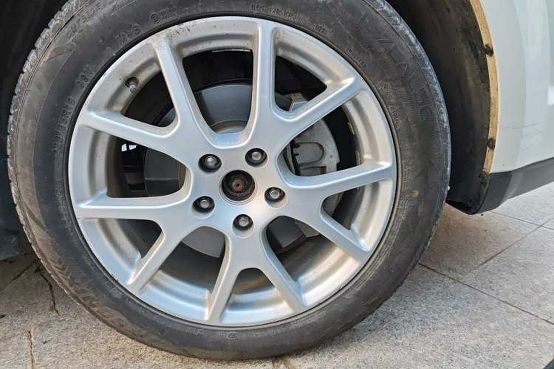 Used Dodge Journey 2014 2.4L Two-Wheel Drive Touring Edition Right Front Wheel Hub