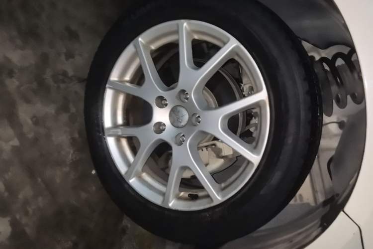 Used Dodge Journey 2014 2.4L Two-Wheel Drive Touring Edition Right Front Wheel Hub
