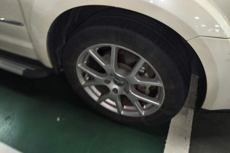 Used Dodge Journey 2014 2.4L Two-Wheel Drive Touring Edition Right Front Wheel Hub