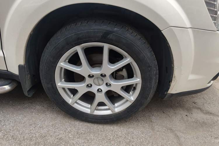 Used Dodge Journey 2014 2.4L Two-Wheel Drive Touring Edition Right Front Wheel Hub