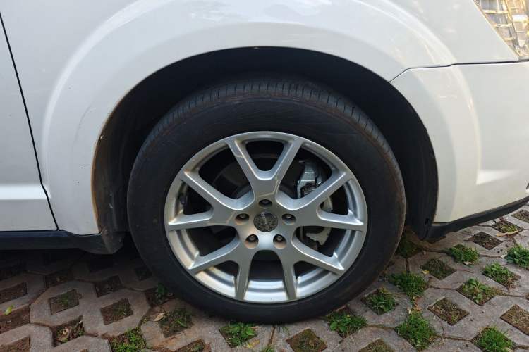 Used Dodge Journey 2014 2.4L Two-Wheel Drive Touring Edition Right Front Wheel Hub
