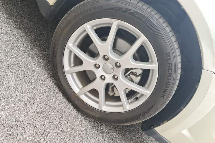 Used Dodge Journey 2014 2.4L Two-Wheel Drive Touring Edition Right Front Wheel Hub