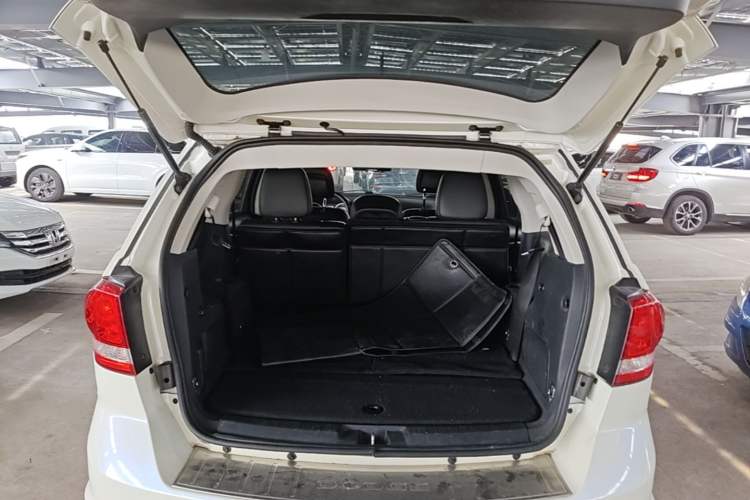 Used Dodge Journey 2014 2.4L Two-Wheel Drive Touring Edition Trunk