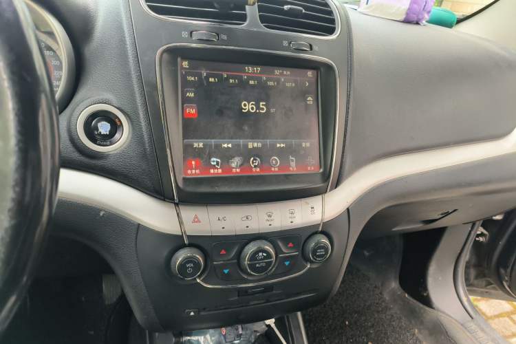 Used Dodge Journey 2015 2.0TD Four-Wheel Drive Luxury Edition Audio And AC Panel