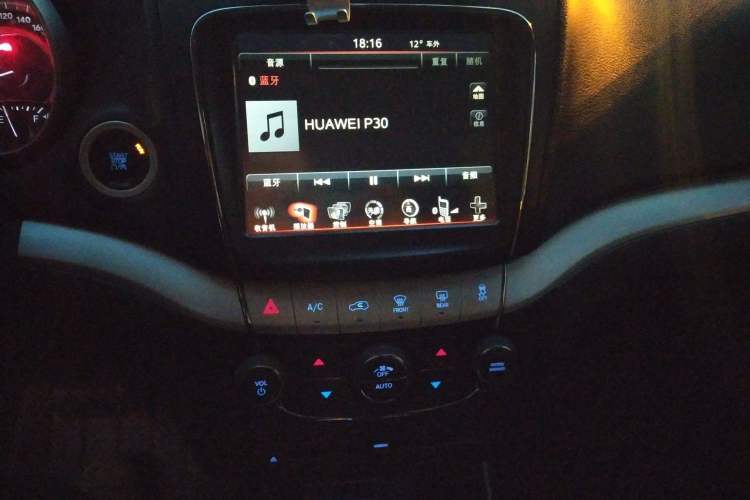 Used Dodge Journey 2015 2.0TD Four-Wheel Drive Luxury Edition Audio And AC Panel