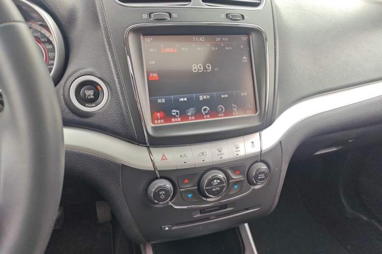 Used Dodge Journey 2015 2.0TD Four-Wheel Drive Luxury Edition Audio And AC Panel
