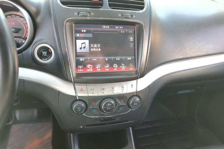 Used Dodge Journey 2015 2.0TD Four-Wheel Drive Luxury Edition Audio And AC Panel