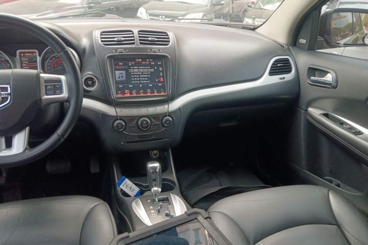 Used Dodge Journey 2015 2.0TD Four-Wheel Drive Luxury Edition Audio And AC Panel