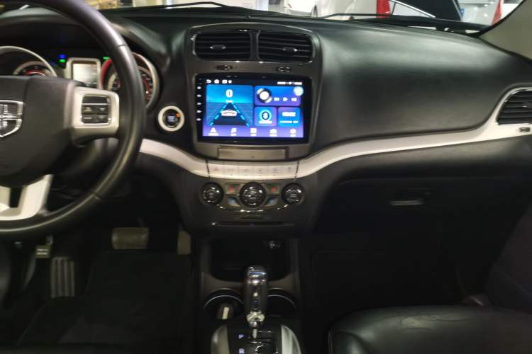 Used Dodge Journey 2015 2.0TD Four-Wheel Drive Luxury Edition Audio And AC Panel