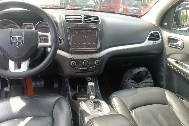 Used Dodge Journey 2015 2.0TD Four-Wheel Drive Luxury Edition Audio And AC Panel