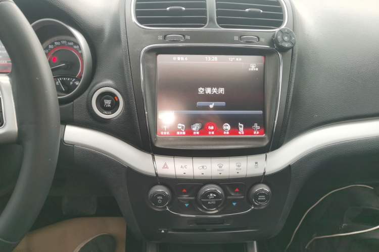 Used Dodge Journey 2015 2.0TD Four-Wheel Drive Luxury Edition Audio And AC Panel
