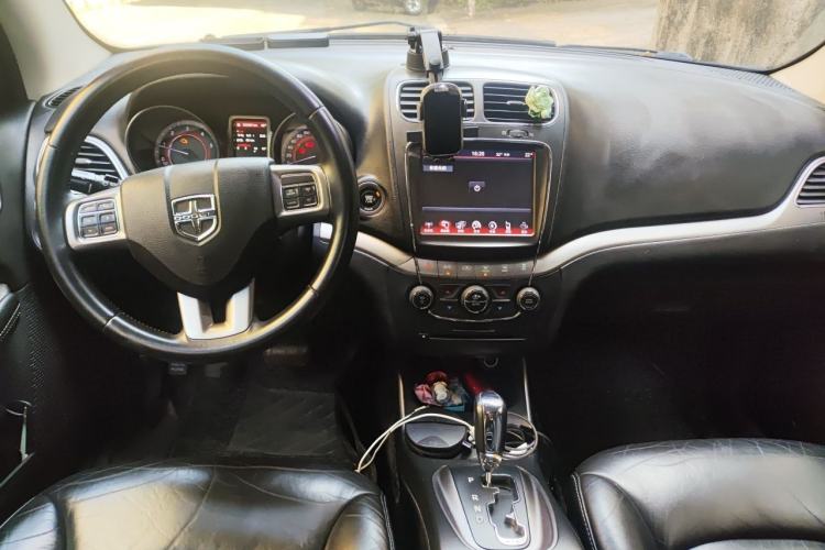 Used Dodge Journey 2015 2.0TD Four-Wheel Drive Luxury Edition Center Console