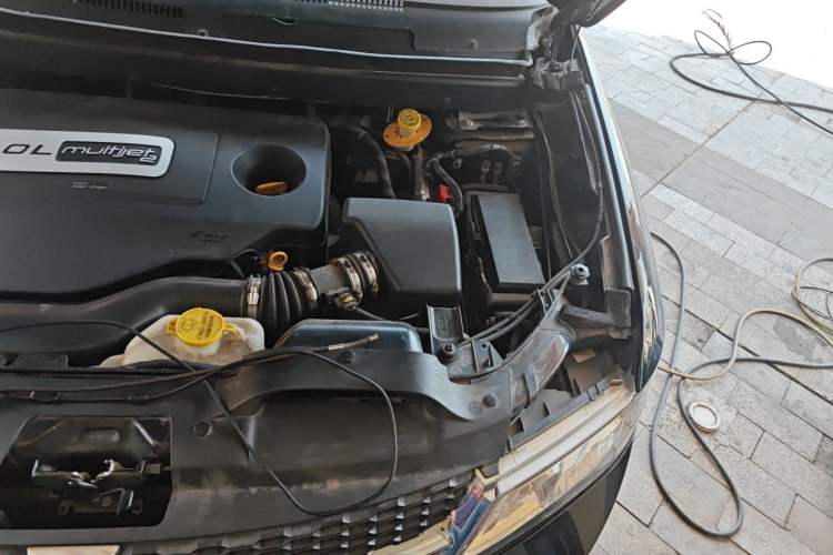 Used Dodge Journey 2015 2.0TD Four-Wheel Drive Luxury Edition Engine Bay Left
