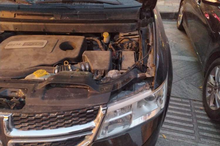 Used Dodge Journey 2015 2.0TD Four-Wheel Drive Luxury Edition Engine Bay Left
