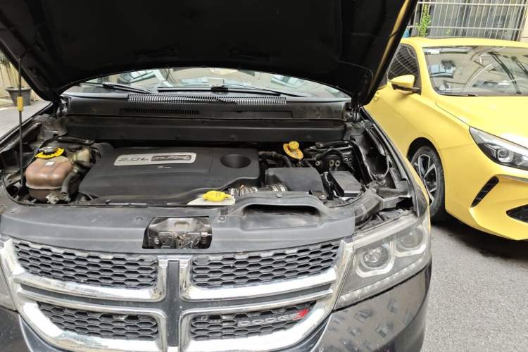 Used Dodge Journey 2015 2.0TD Four-Wheel Drive Luxury Edition Engine Bay Left