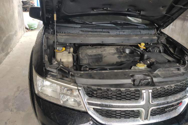 Used Dodge Journey 2015 2.0TD Four-Wheel Drive Luxury Edition Engine Bay Right