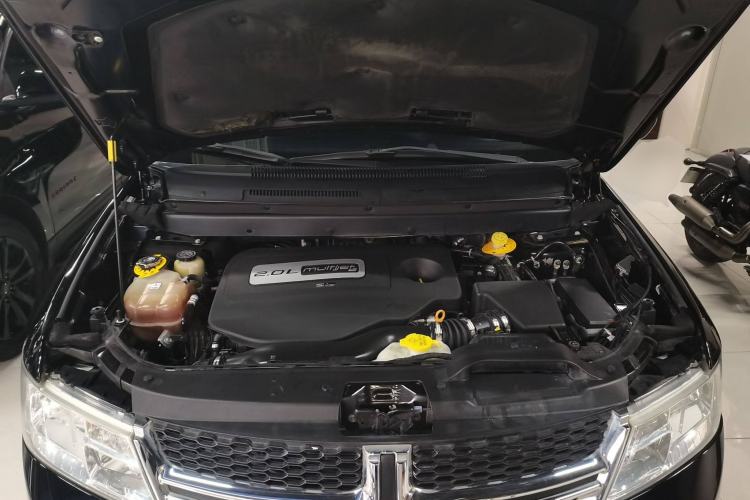 Used Dodge Journey 2015 2.0TD Four-Wheel Drive Luxury Edition Engine Bay