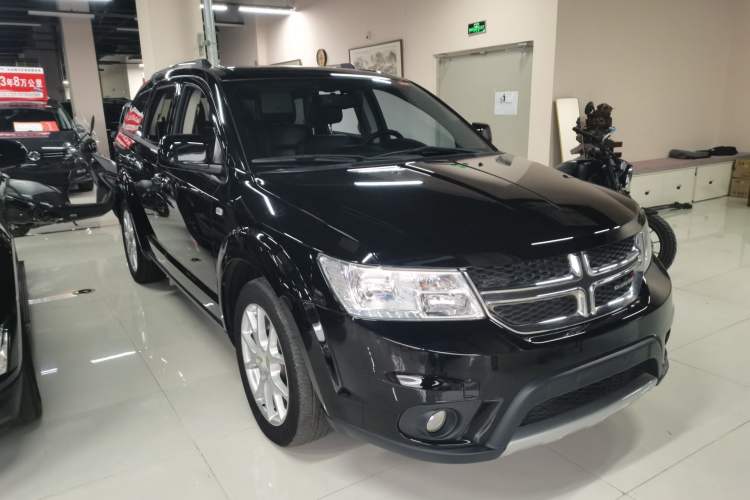 Used Dodge Journey 2015 2.0TD Four-Wheel Drive Luxury Edition Exterior 2