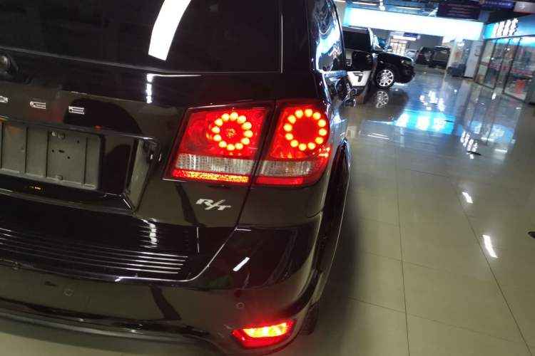 Used Dodge Journey 2015 2.0TD Four-Wheel Drive Luxury Edition Exterior 3