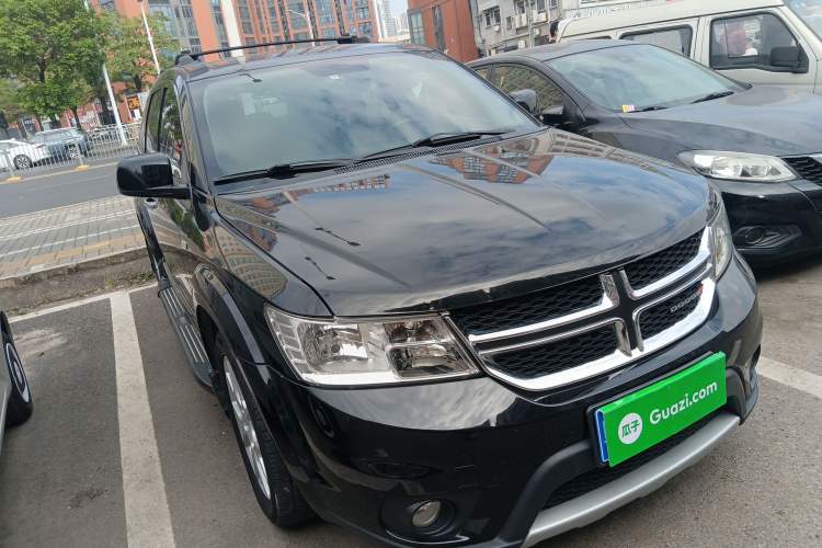 Used Dodge Journey 2015 2.0TD Four-Wheel Drive Luxury Edition Front Right 45 Deg