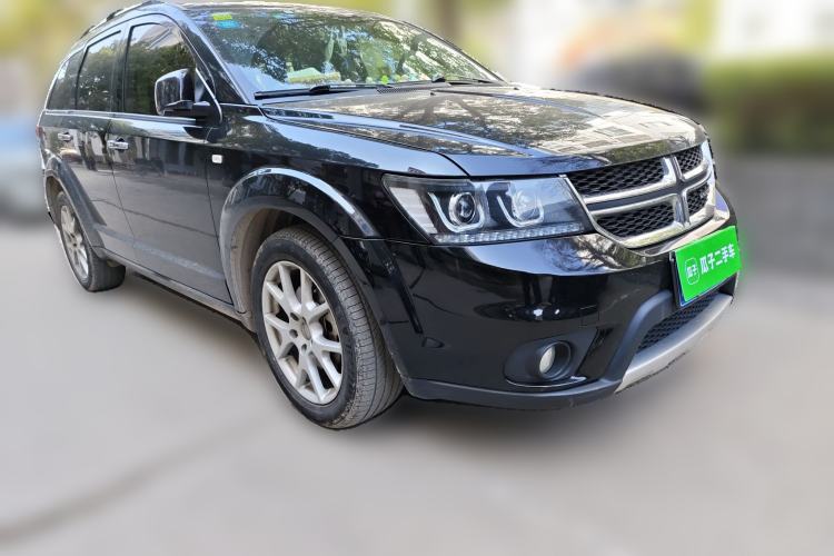 Used Dodge Journey 2015 2.0TD Four-Wheel Drive Luxury Edition Front Right 45 Deg