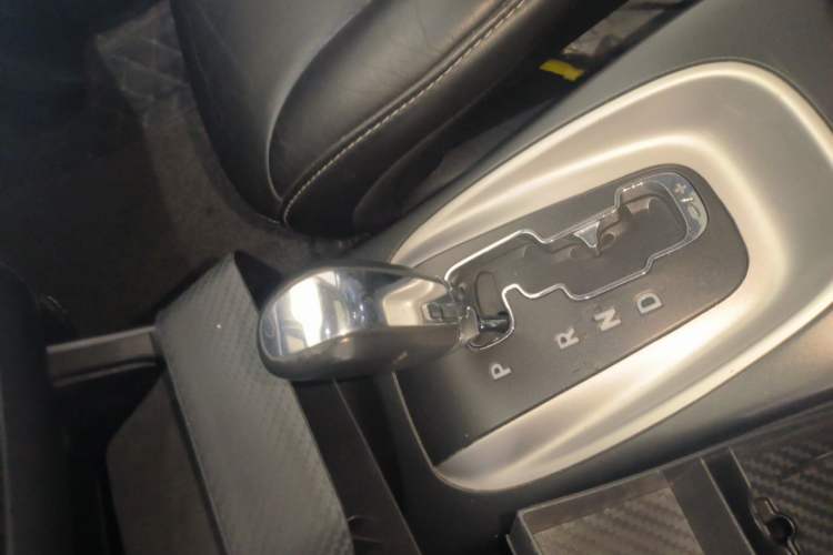 Used Dodge Journey 2015 2.0TD Four-Wheel Drive Luxury Edition Gear Lever