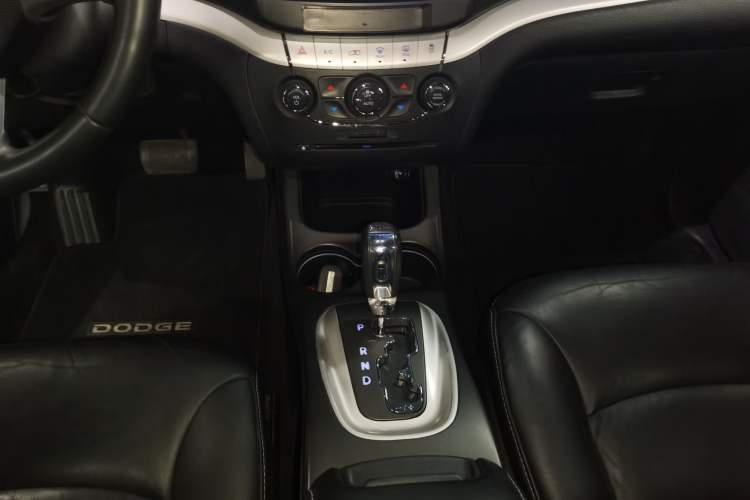 Used Dodge Journey 2015 2.0TD Four-Wheel Drive Luxury Edition Gear Lever