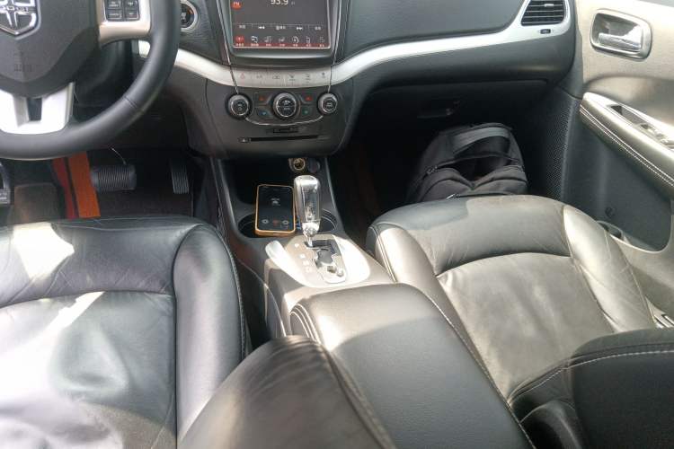 Used Dodge Journey 2015 2.0TD Four-Wheel Drive Luxury Edition Gear Lever