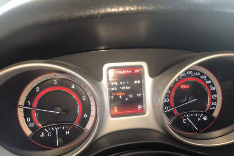 Used Dodge Journey 2015 2.0TD Four-Wheel Drive Luxury Edition Odometer Close Up