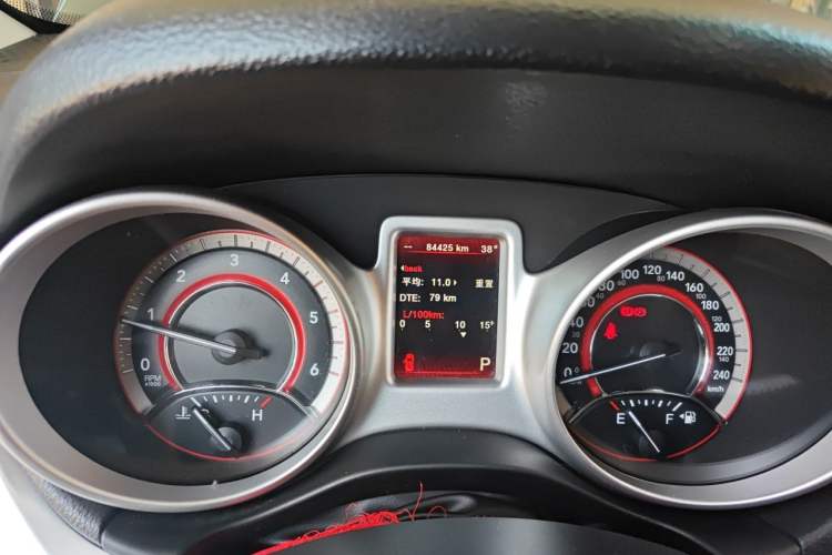 Used Dodge Journey 2015 2.0TD Four-Wheel Drive Luxury Edition Odometer Close Up