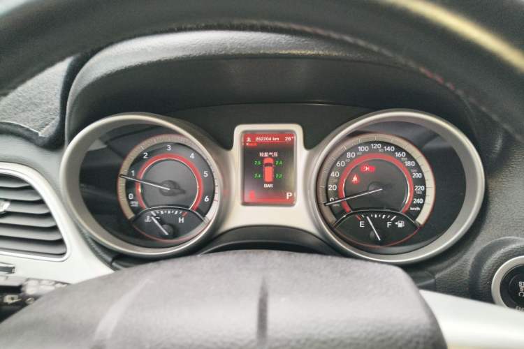 Used Dodge Journey 2015 2.0TD Four-Wheel Drive Luxury Edition Odometer Close Up