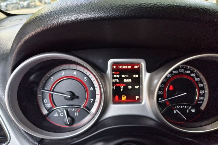 Used Dodge Journey 2015 2.0TD Four-Wheel Drive Luxury Edition Odometer Close Up