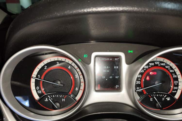 Used Dodge Journey 2015 2.0TD Four-Wheel Drive Luxury Edition Odometer Close Up