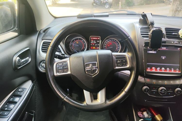 Used Dodge Journey 2015 2.0TD Four-Wheel Drive Luxury Edition Steering Wheel