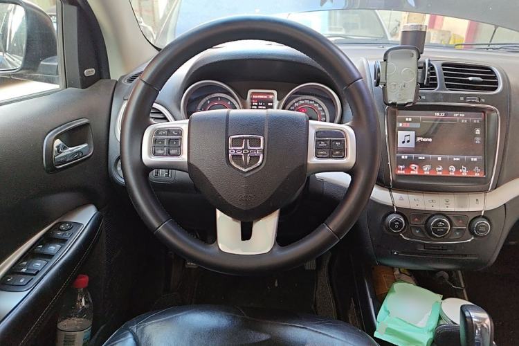 Used Dodge Journey 2015 2.0TD Four-Wheel Drive Luxury Edition Steering Wheel
