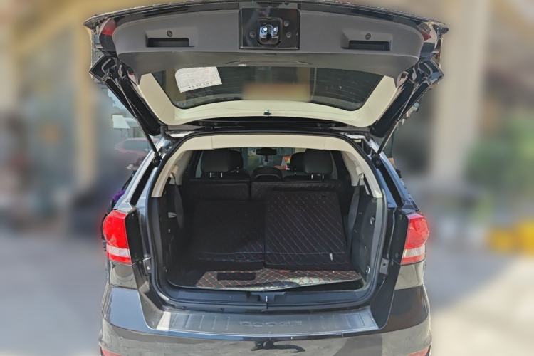Used Dodge Journey 2015 2.0TD Four-Wheel Drive Luxury Edition Trunk