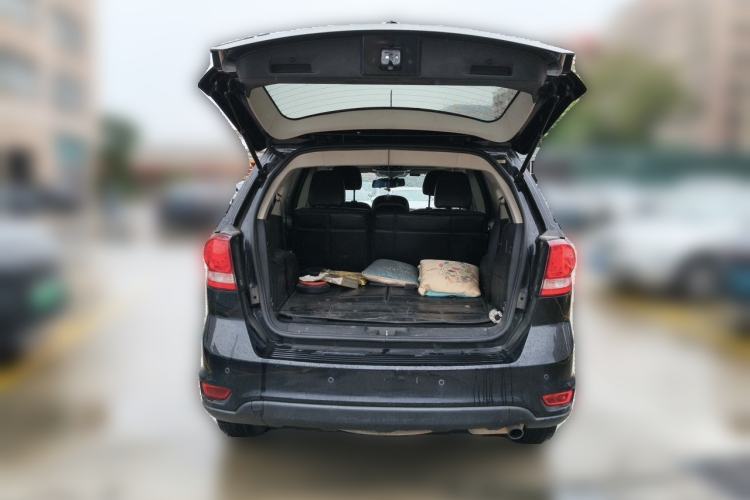 Used Dodge Journey 2015 2.0TD Four-Wheel Drive Luxury Edition Trunk
