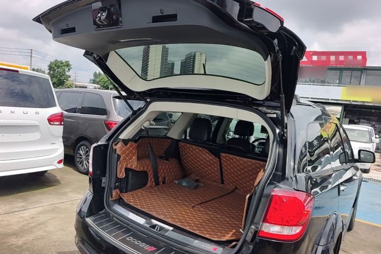 Used Dodge Journey 2015 2.0TD Four-Wheel Drive Luxury Edition Trunk