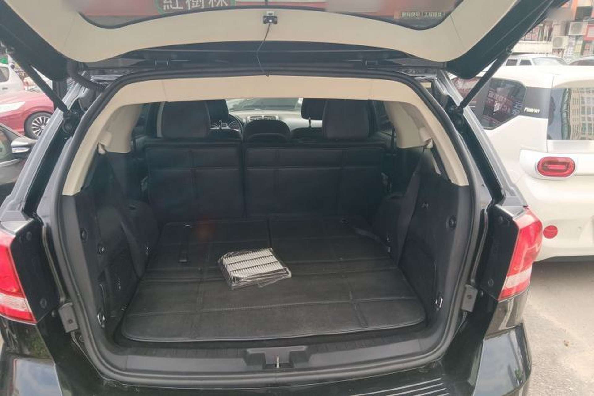 Used Dodge Journey 2015 2.0TD Four-Wheel Drive Luxury Edition Trunk