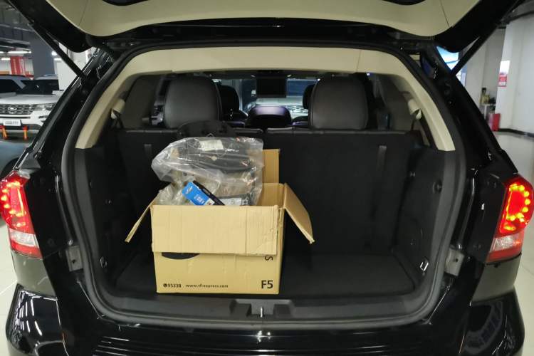 Used Dodge Journey 2015 2.0TD Four-Wheel Drive Luxury Edition Trunk