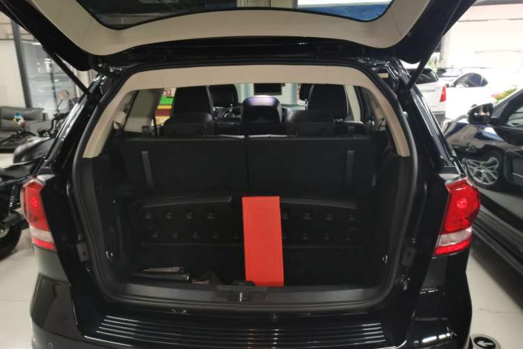 Used Dodge Journey 2015 2.0TD Four-Wheel Drive Luxury Edition Trunk
