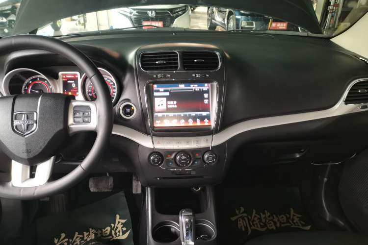 Used Dodge Journey 2015 2.0TD Four-Wheel Drive Luxury Edition Audio And AC Panel