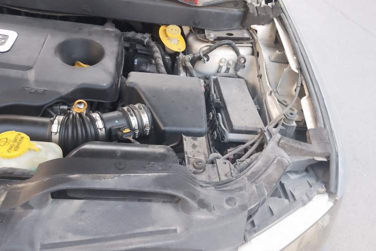 Used Dodge Journey 2015 2.0TD Four-Wheel Drive Luxury Edition Engine Bay Left