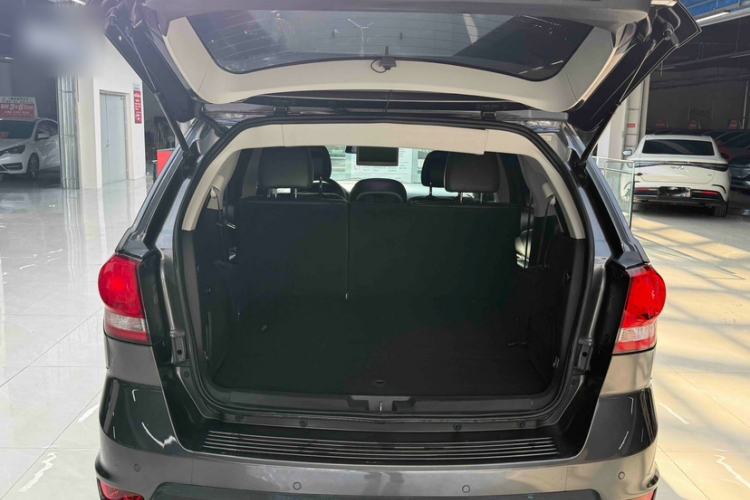 Used Dodge Journey 2015 2.0TD Four-Wheel Drive Luxury Edition Interior 4