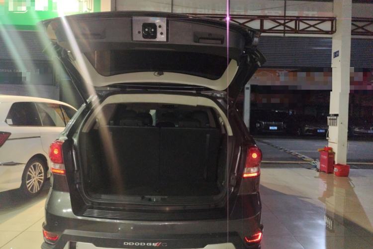 Used Dodge Journey 2015 2.0TD Four-Wheel Drive Luxury Edition Trunk