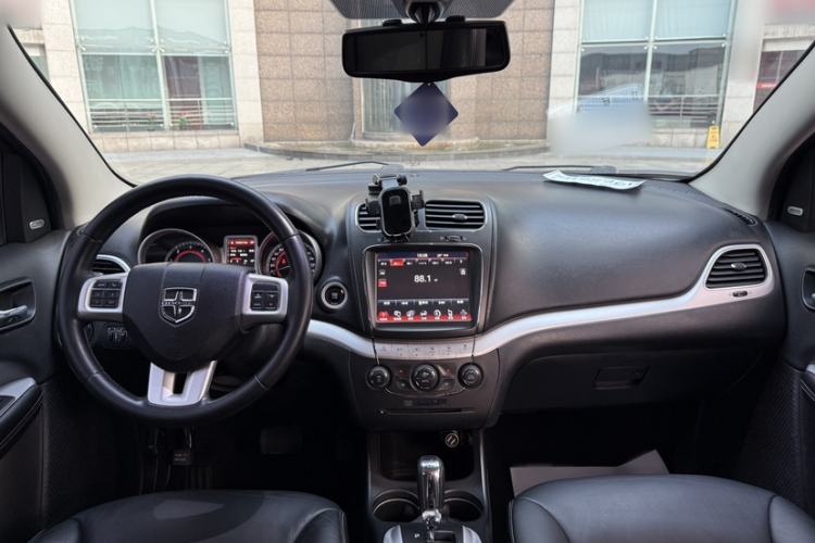 Used Dodge Journey 2015 2.0TD Four-Wheel Drive Luxury Edition Exterior 4